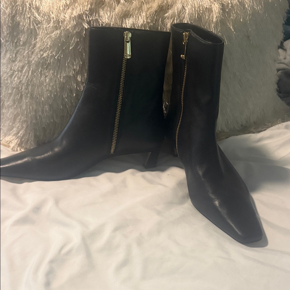 MK Black Leather Pointed-Toe Ankle Boots w/Gold Zipper-Kitten Heel.  NWOT 8.5